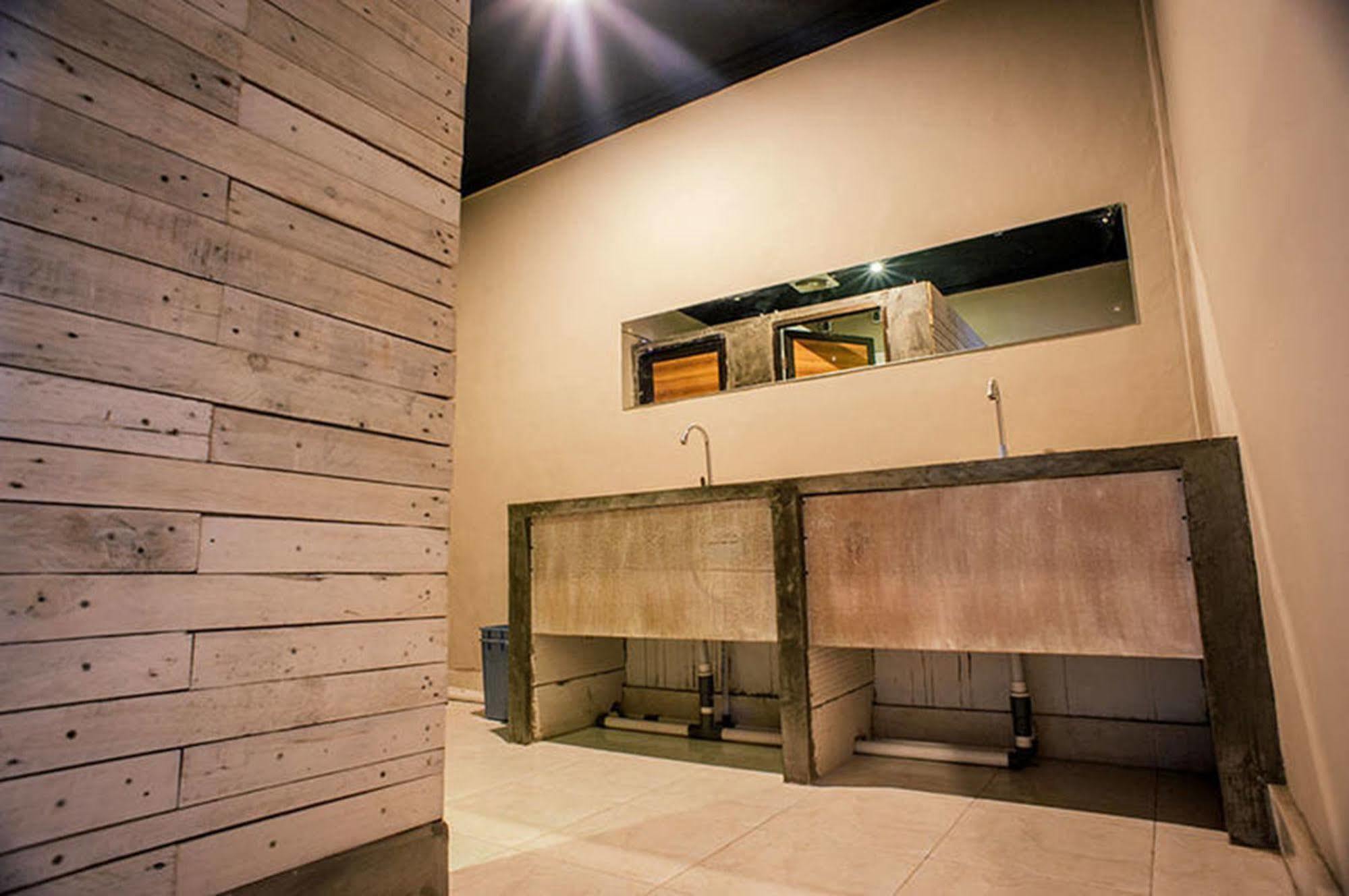 Bedplus Backpacker Kuta Legian  Exterior photo