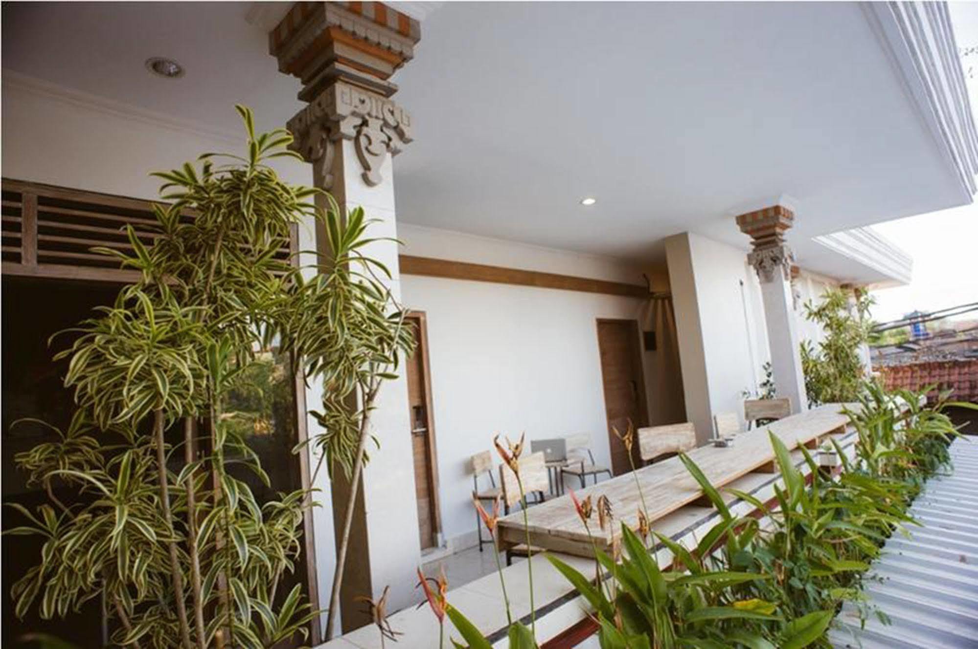 Bedplus Backpacker Kuta Legian  Exterior photo
